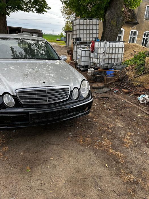 Mercedes Benz Eklasse W211 sedan srebrny