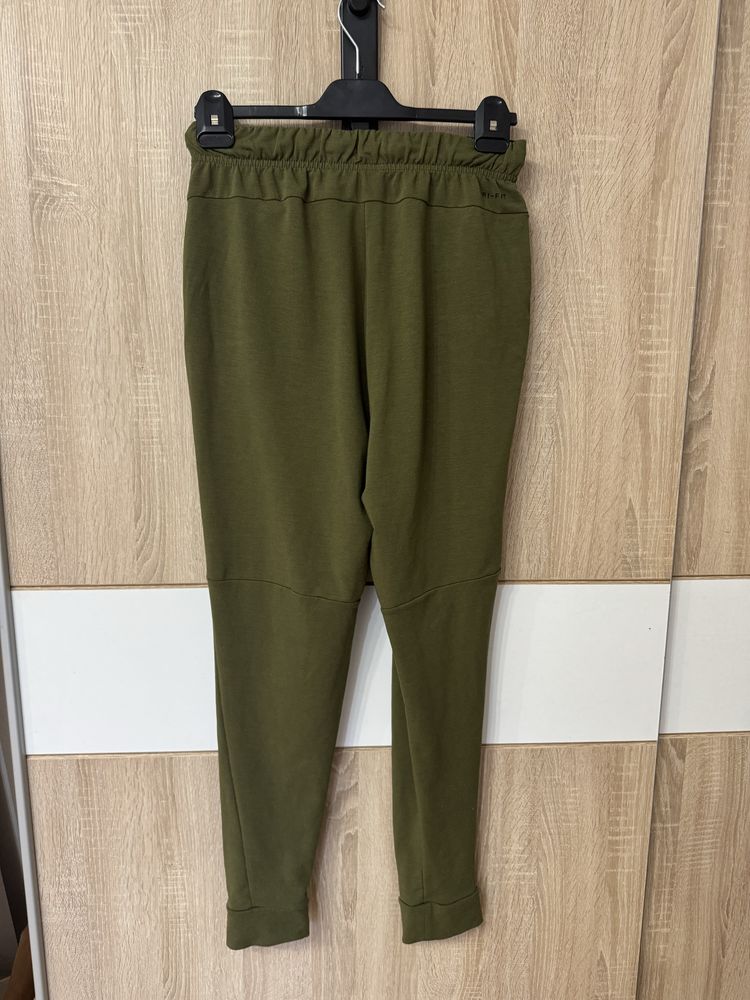 Spodnie dresowe Nike S Dri fit treningowe logowane khaki wysoki stan