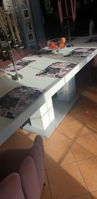 Piekny elegancki bialy stół