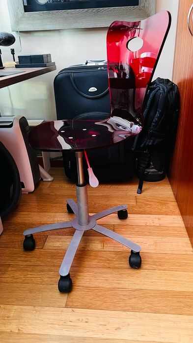 Cadeira em acrílico