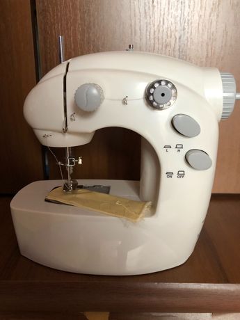Бытовая швейная машинка