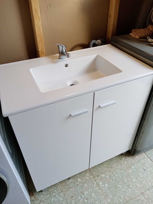 Lavatório em cerâmica com armário