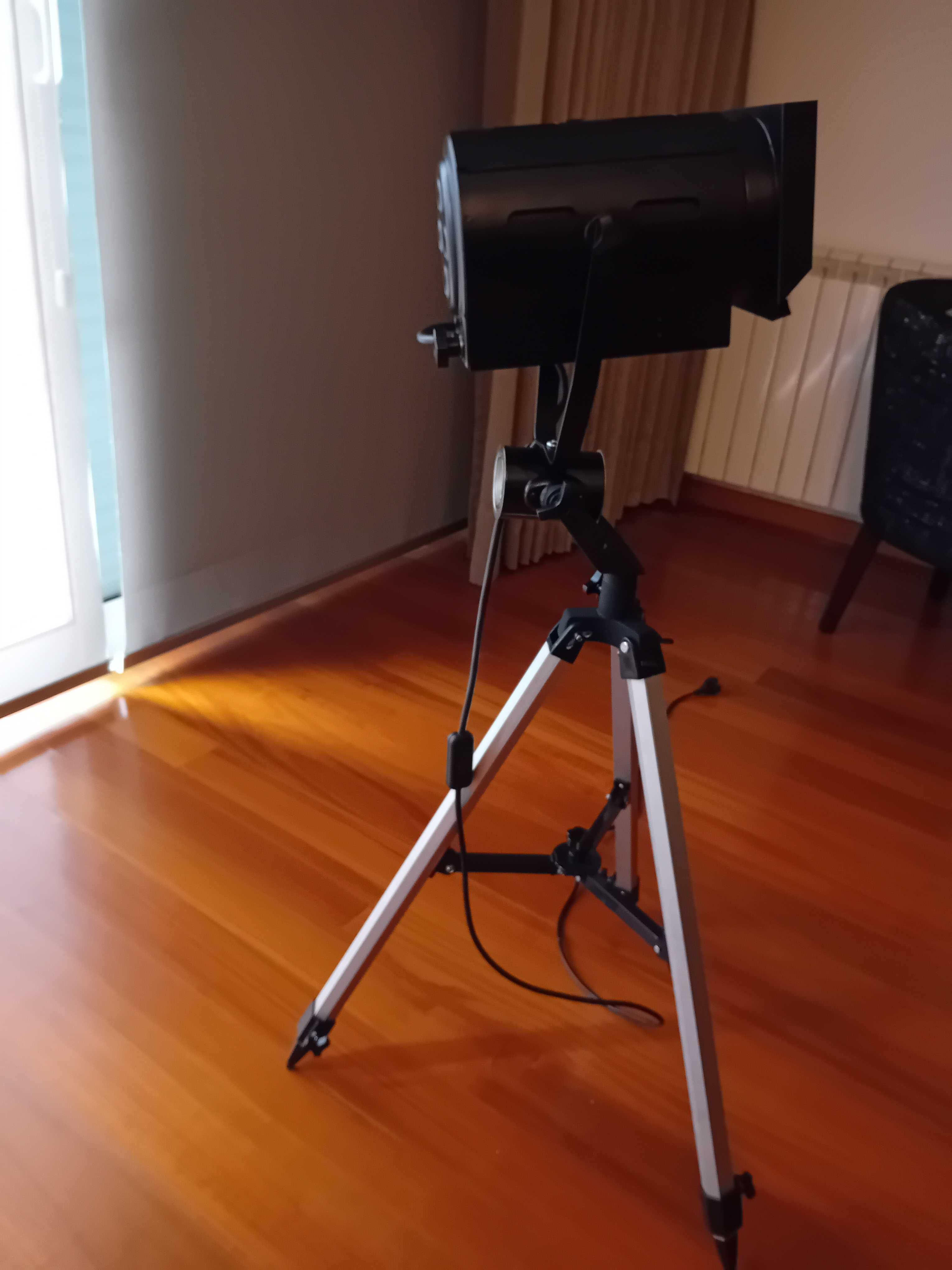 Candeeiro / projetor com tripé