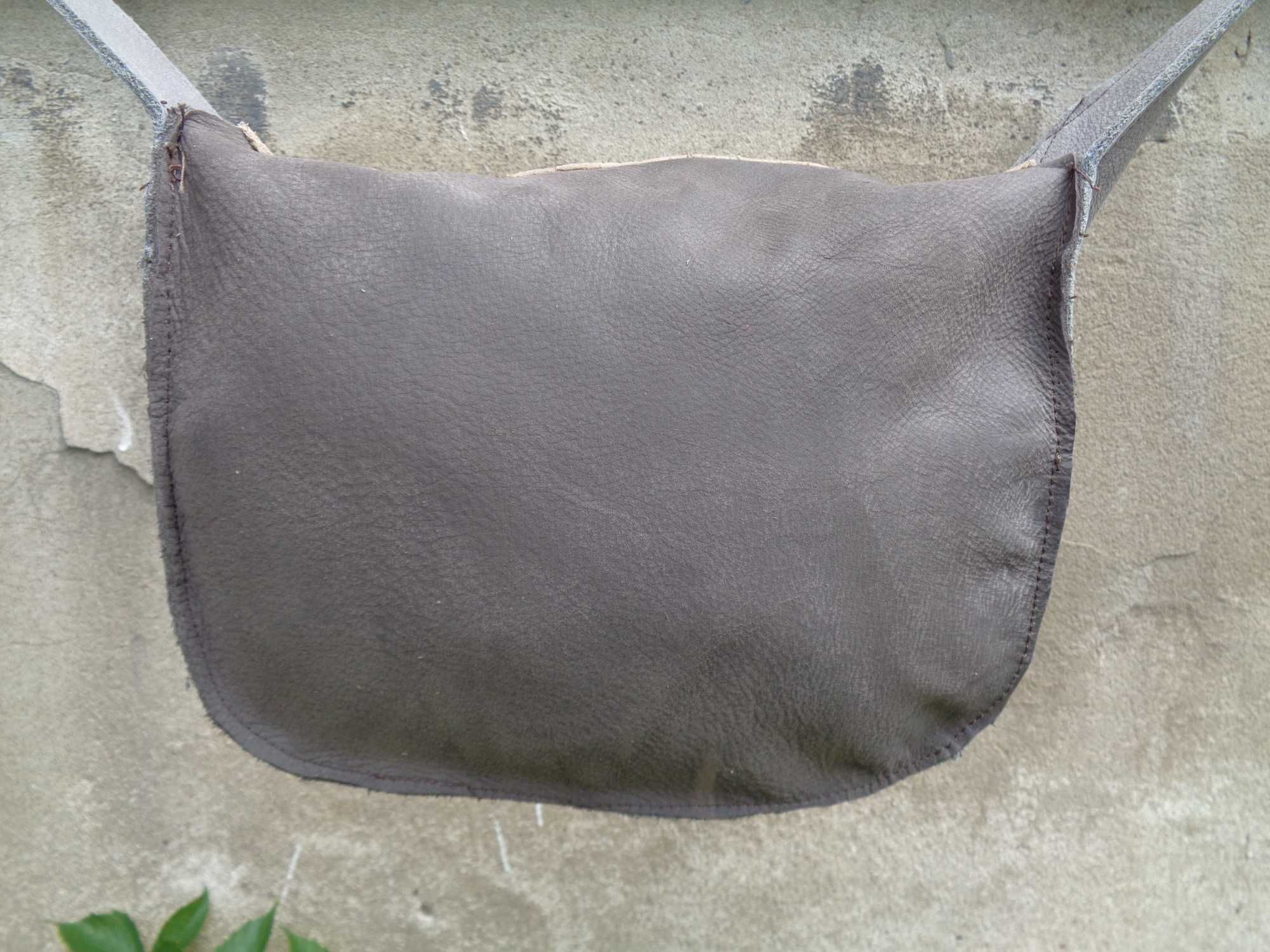 Artystyczna mała skórzana torebka z liściem. Handmade
