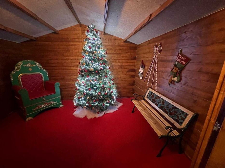 Cadeirão e marcos de Correio.