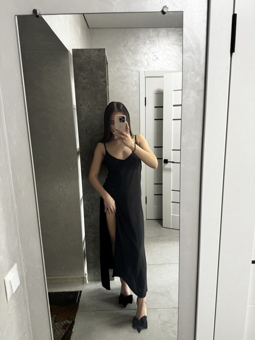 Довга вечірня сукня з розрізом на нозі