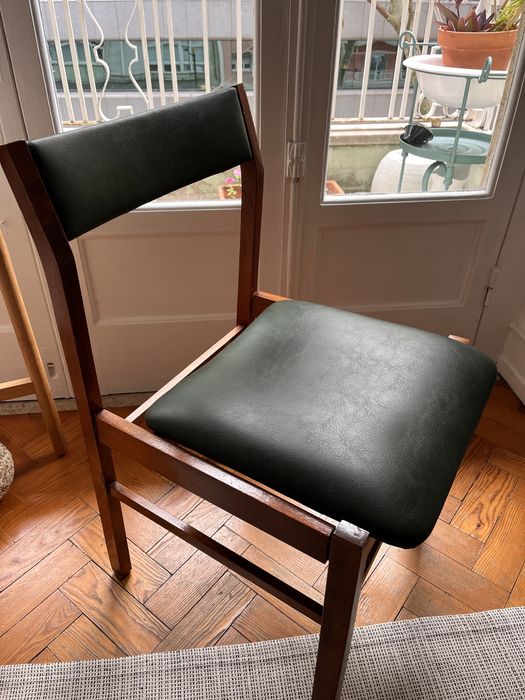 Cadeiras vintage de madeira maciça e estofo original em pele verde