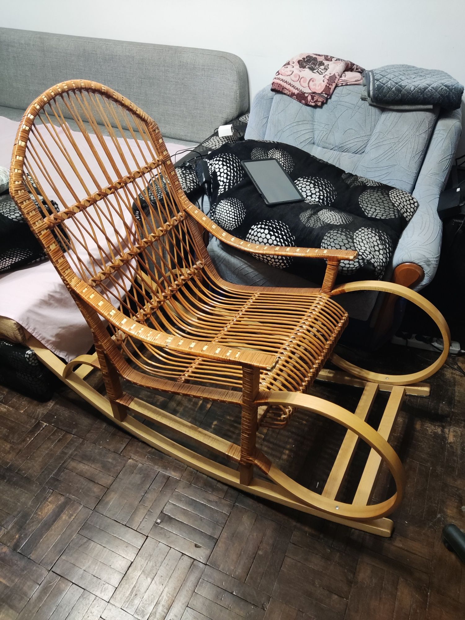 Плетене крісло-гойдалка