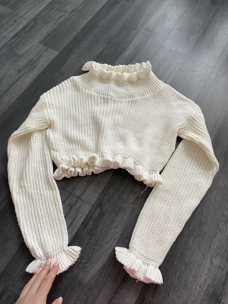 Sweter o krótkim kroju z długimi rękawami