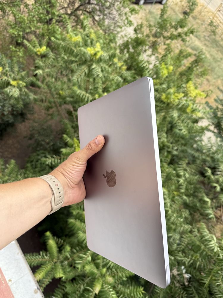 Macbook Air 2020 8/256 silver 259 циклов