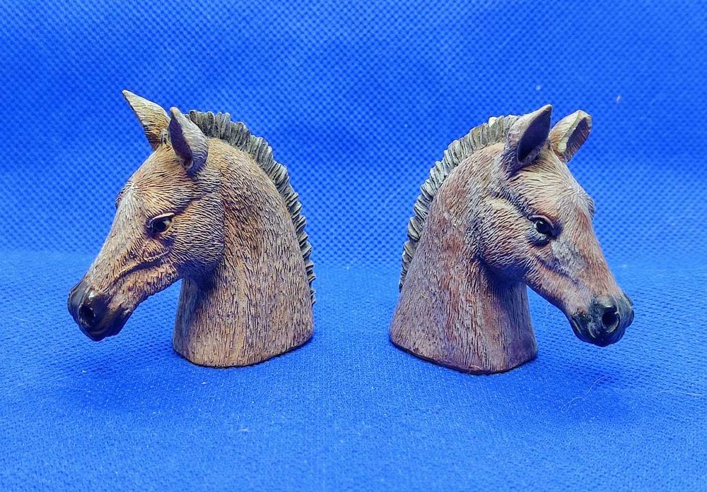 Par de pequenos bustos de cavalos decorativos
