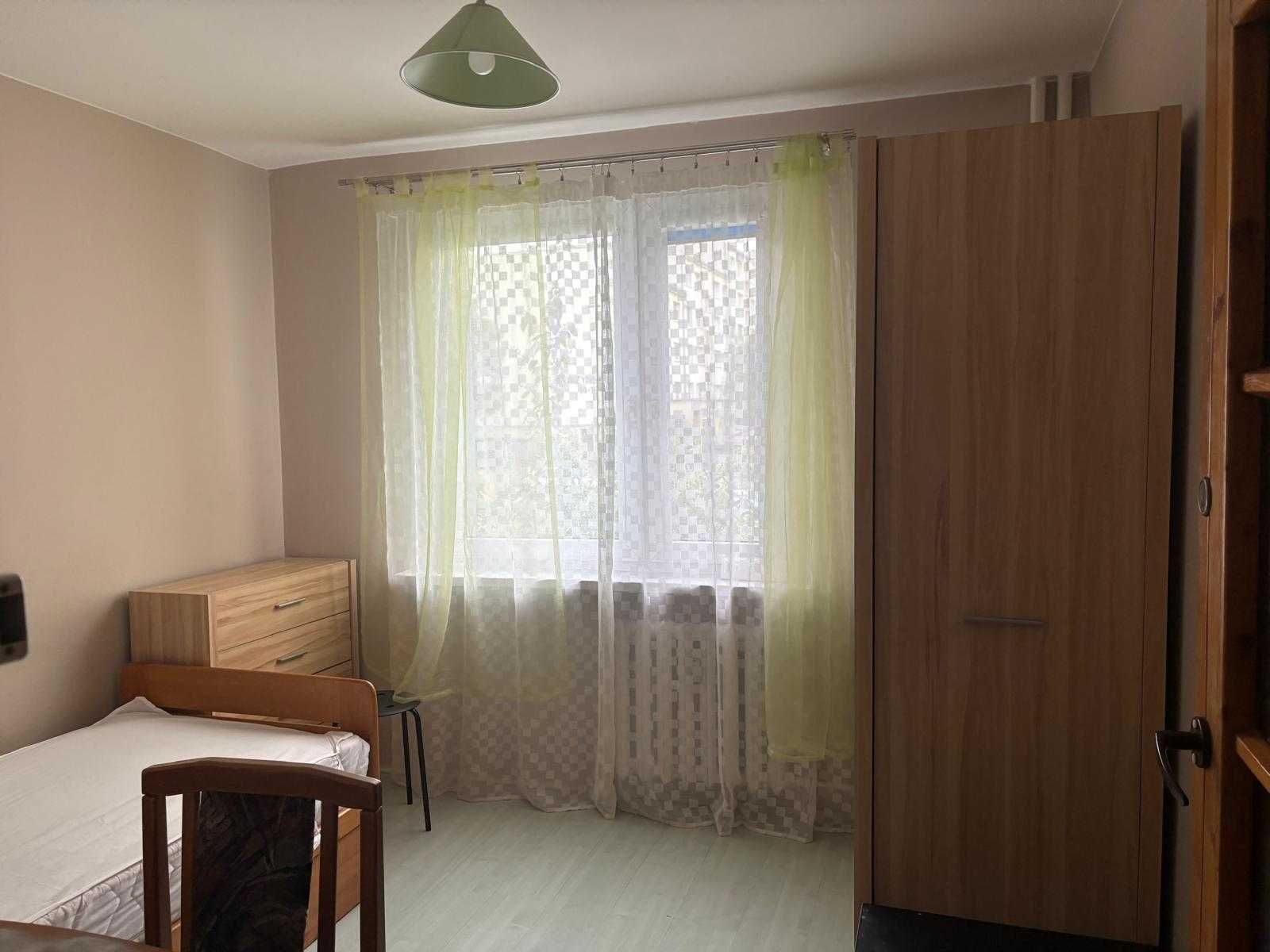 pokój w trzypokojowym mieszkaniu na Kuźnikach