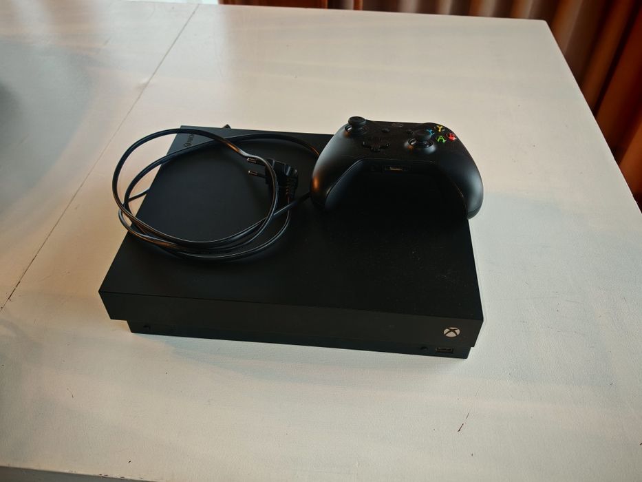 Xbox one x 1tb +6gier