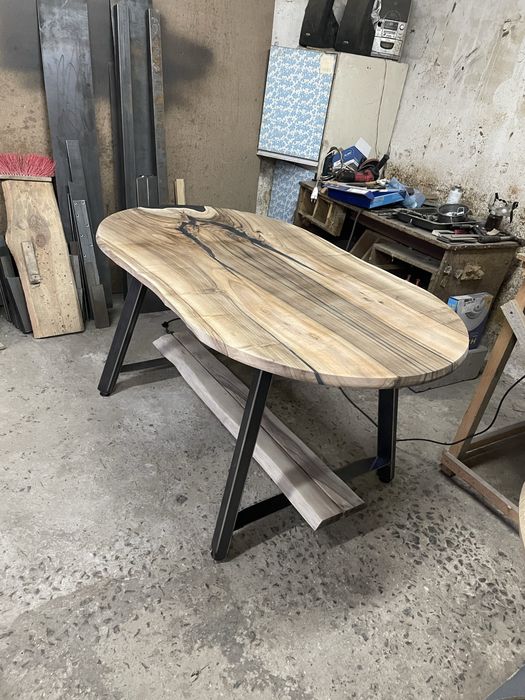 Стіл з горіха в стилі лофт з епоксидною смолою