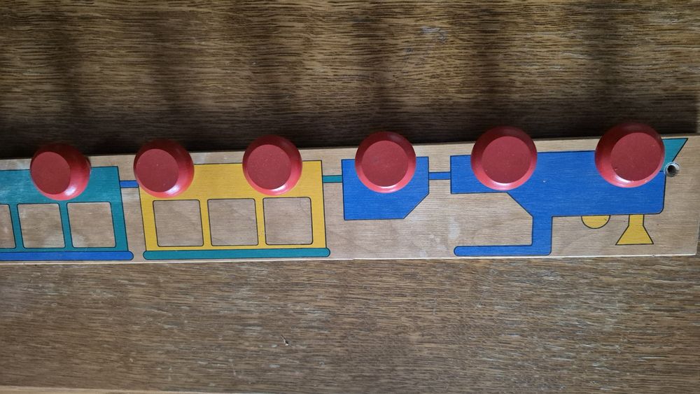 Wieszak drewniany dla dziecka