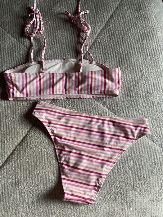 Biquini com riscas rosa