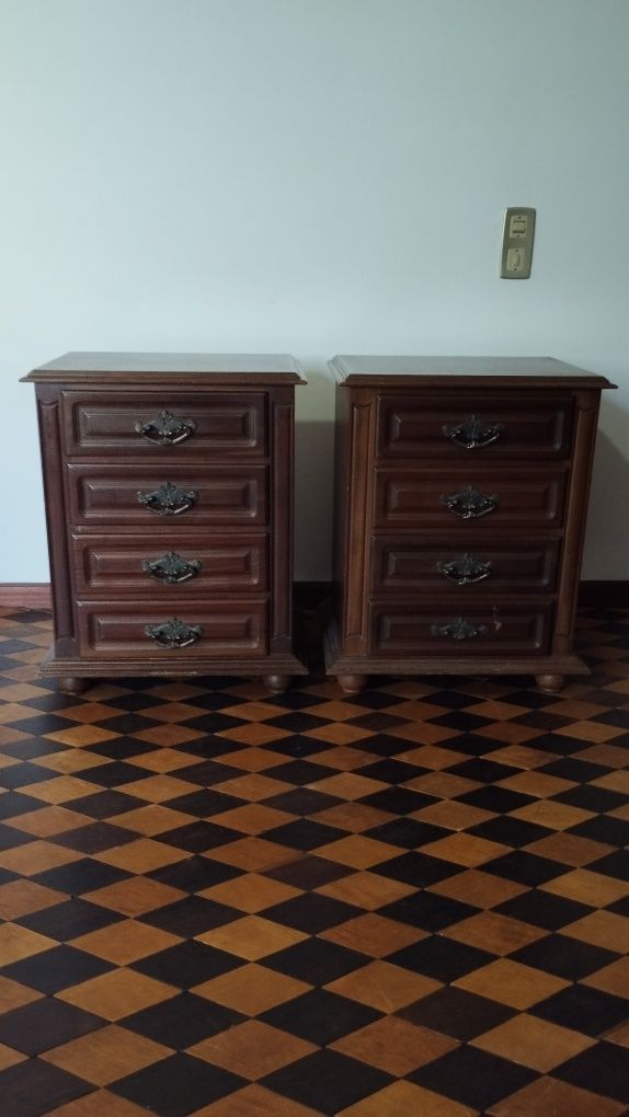 Conjunto de Guarda-Roupa, Cómoda e Mesinhas de Cabeceira em Madeira