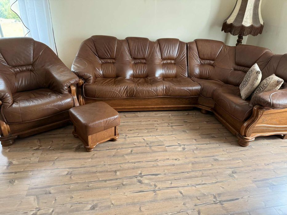 Narożnik skórzany w stylu Omega z fotelem i pufą, dębowa konstrukcja.