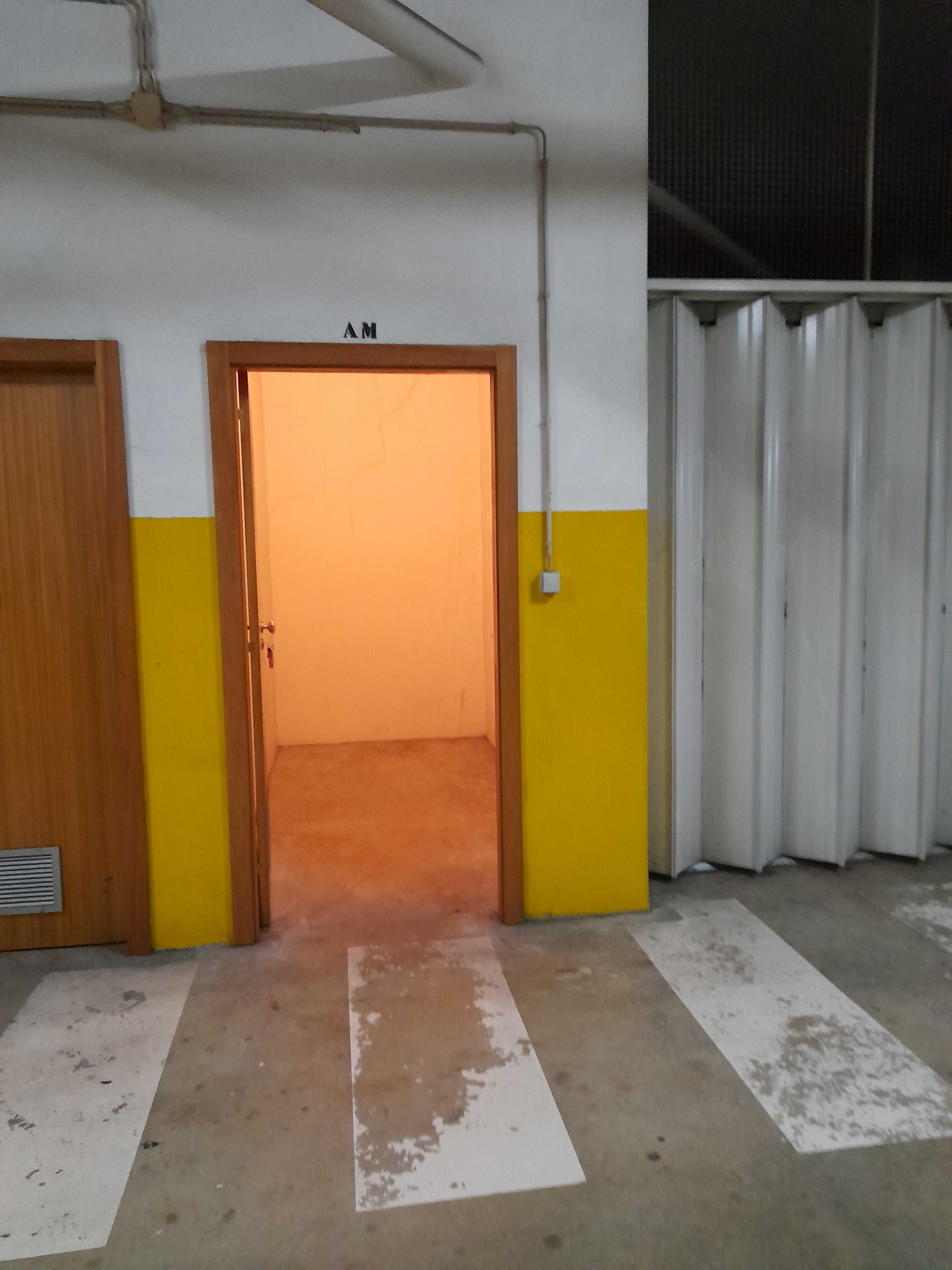 Lugar de estacionamento e arrumos frente Hospital S. João