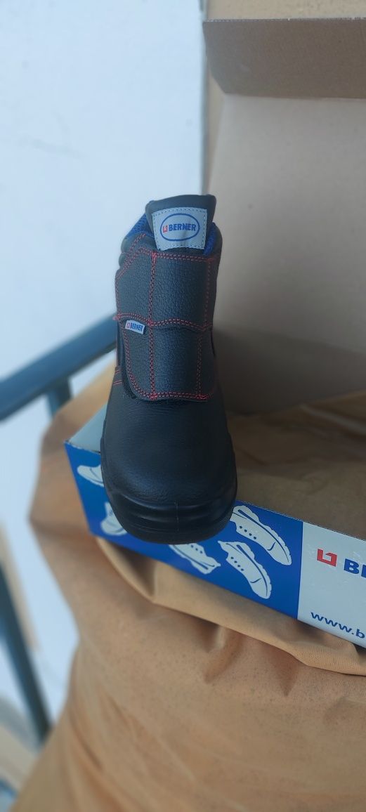 2 pares de Botas novas e Fato impermeável const. civil