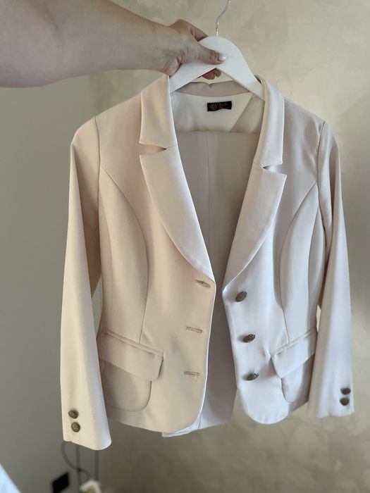 Костюм брючний молочний