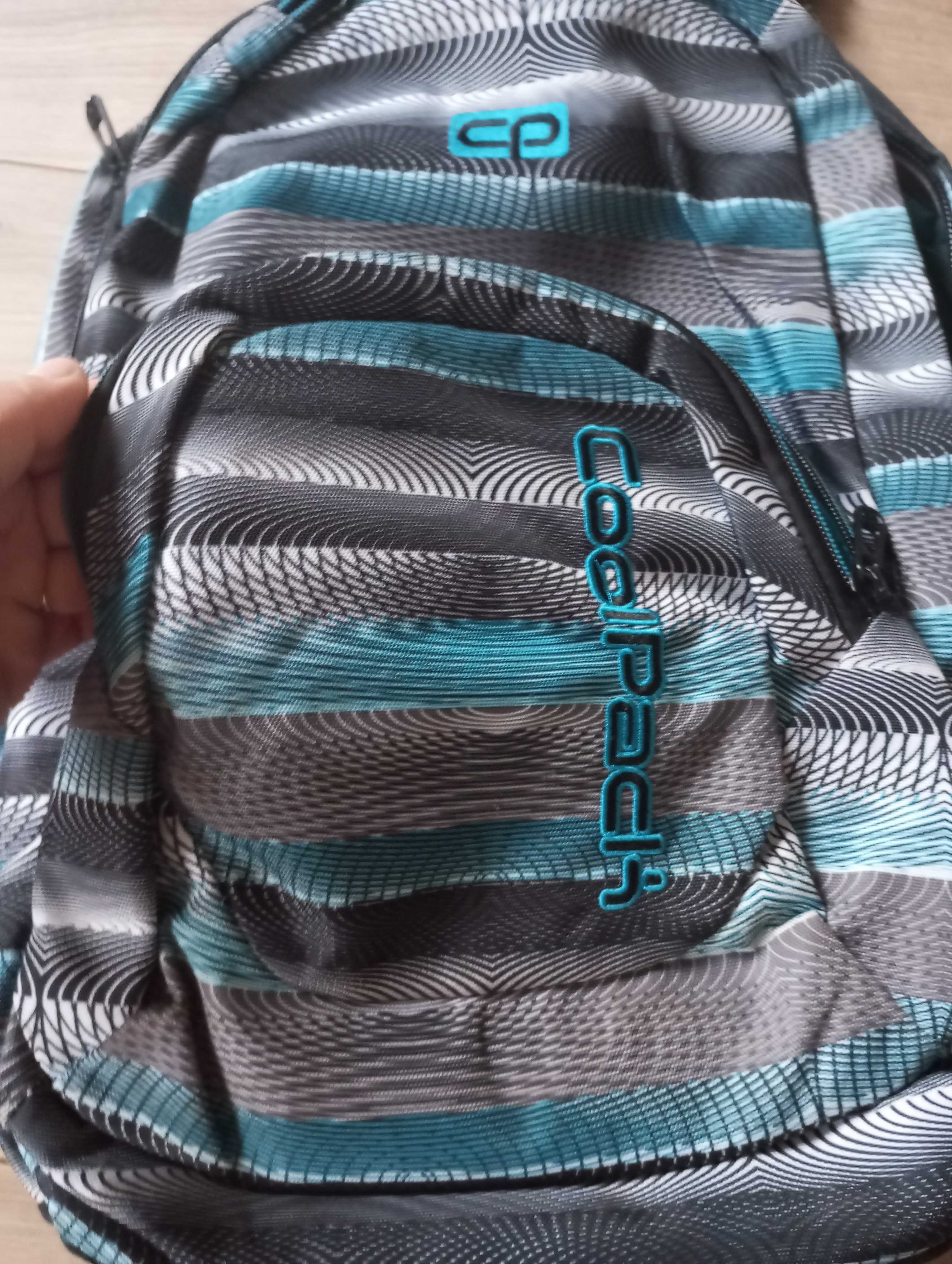 Kolorowy tornister o wielu przegródkach, brelok Minecrafta gratis!