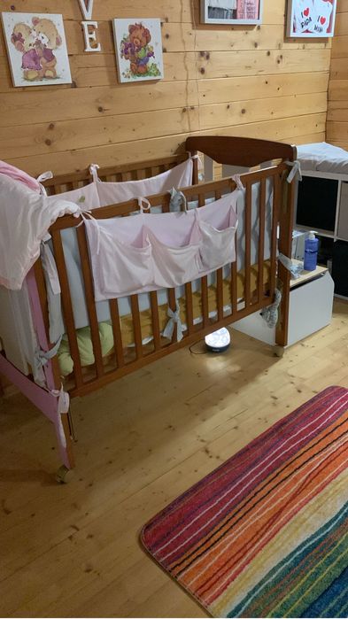 Berço de bebé de menina