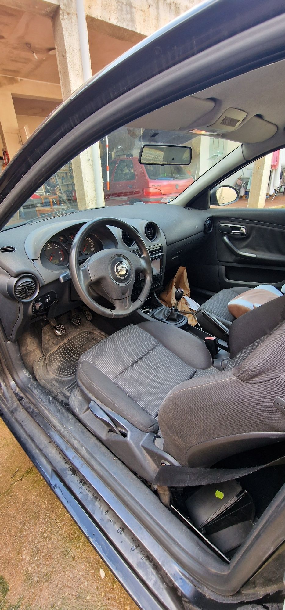 Seat ibiza 6l com muito material negociável