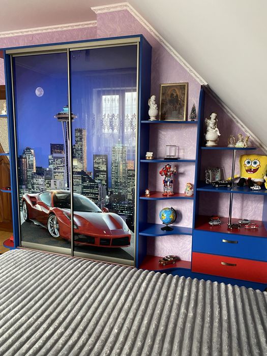 Меблі в кімнату для хлопчика:шафа купе, ліжко з матрасом, тумбочка.