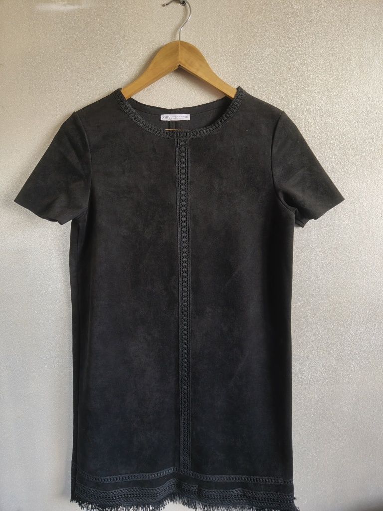 Zara śliczna czarna miękka  sukienka mini boho frędzle "skórzana" S M