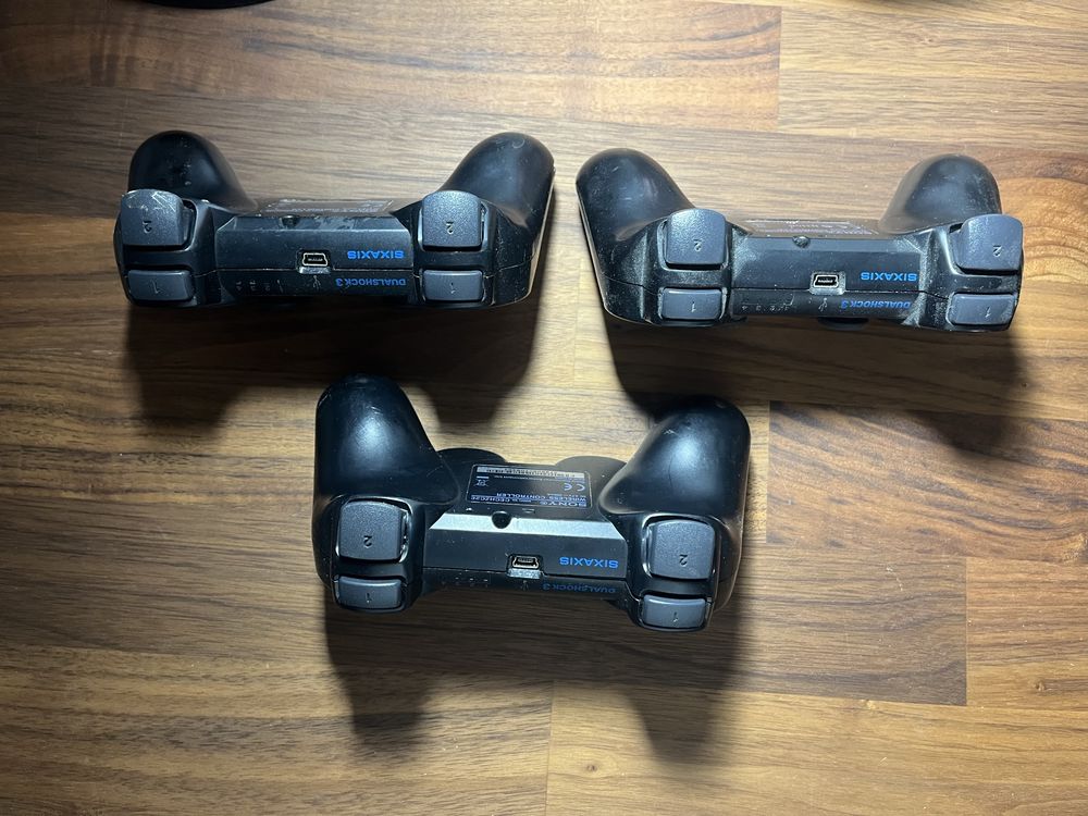 Playstation 3 com 3 comandos e acessorios de movimento