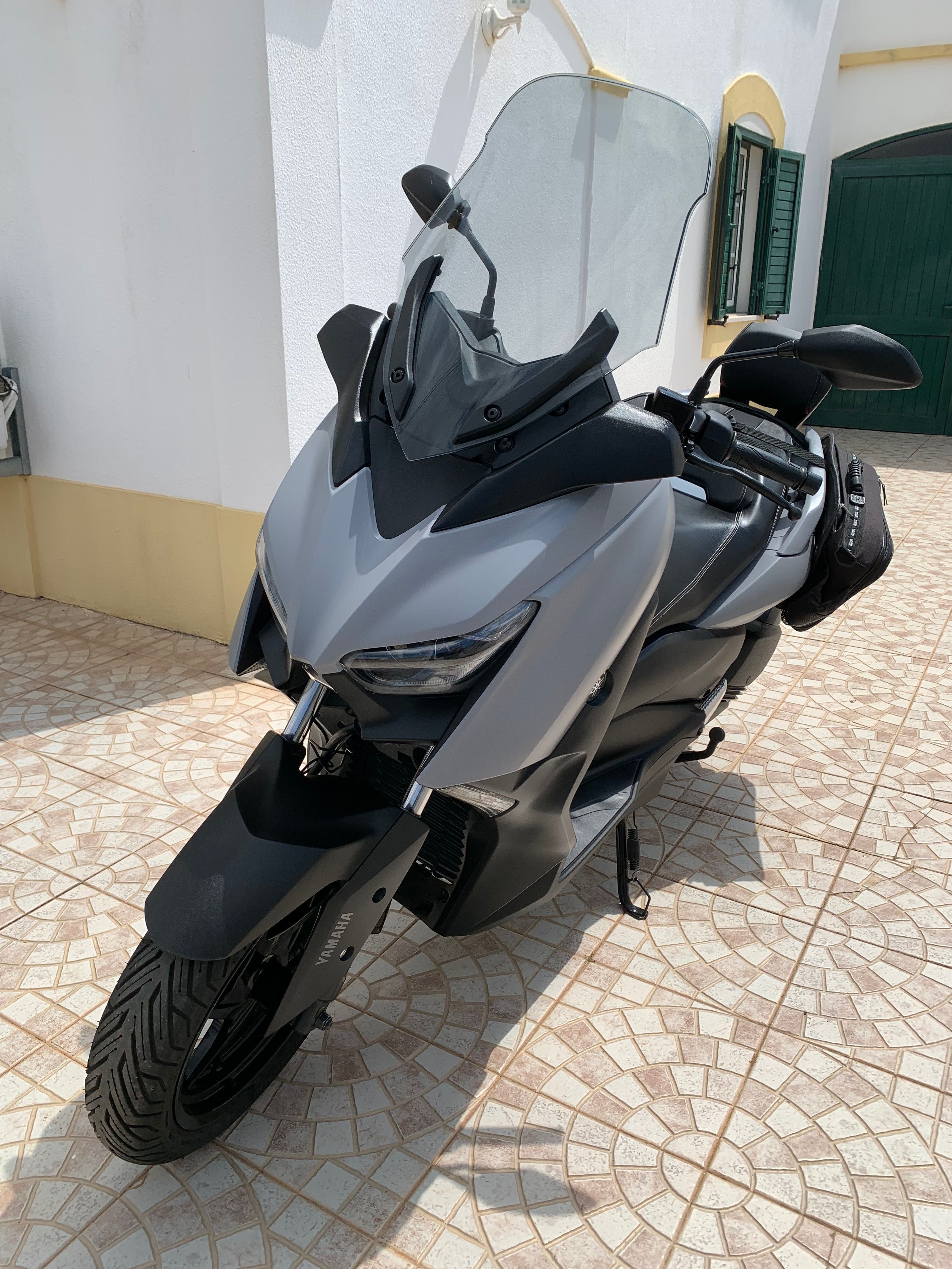 Yamaha Xmax 300 inclui  alforges laterais