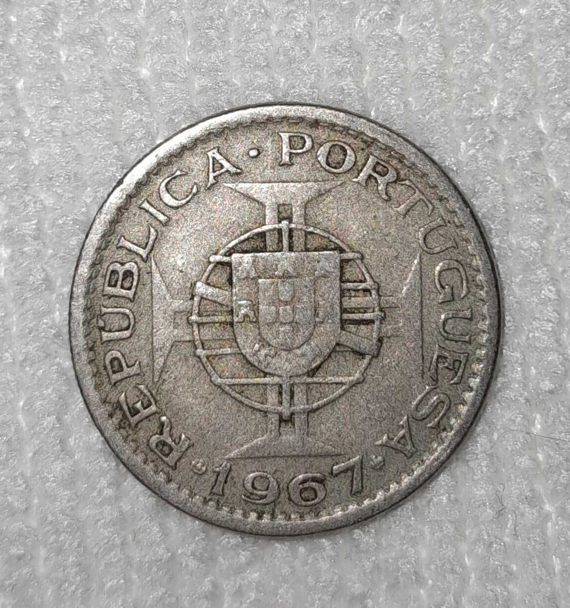 Moedas de Angola 2$50 escudos 1967 / 5 escudos 1972 e 10 escudos 1970