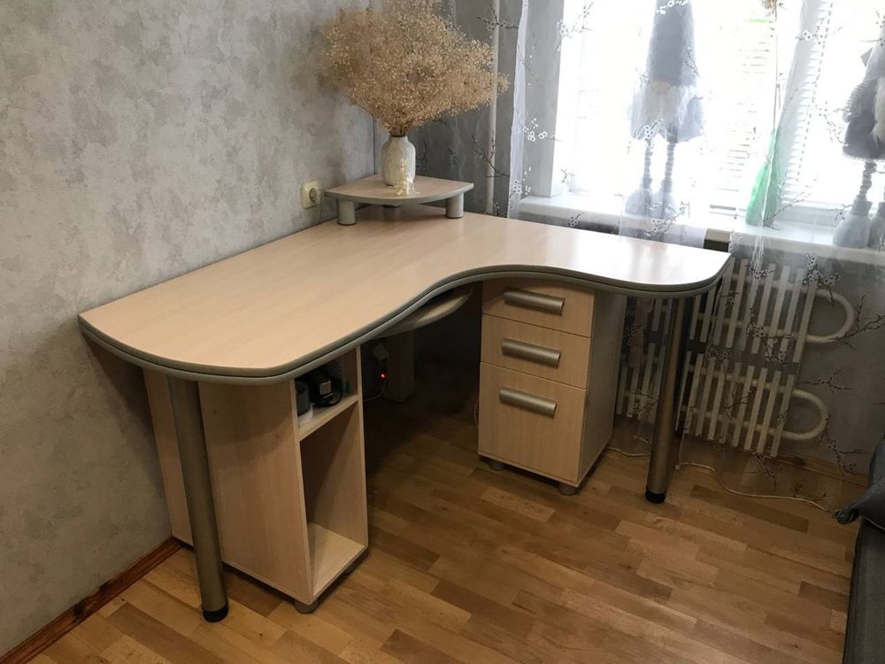 Стіл компʼютерний