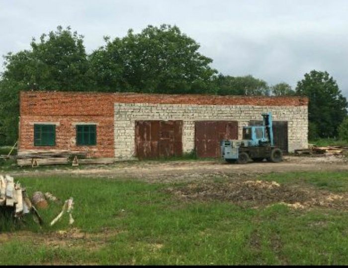 Продається комплекс будівель  та земельна ділянка 5,6 га поряд дороги