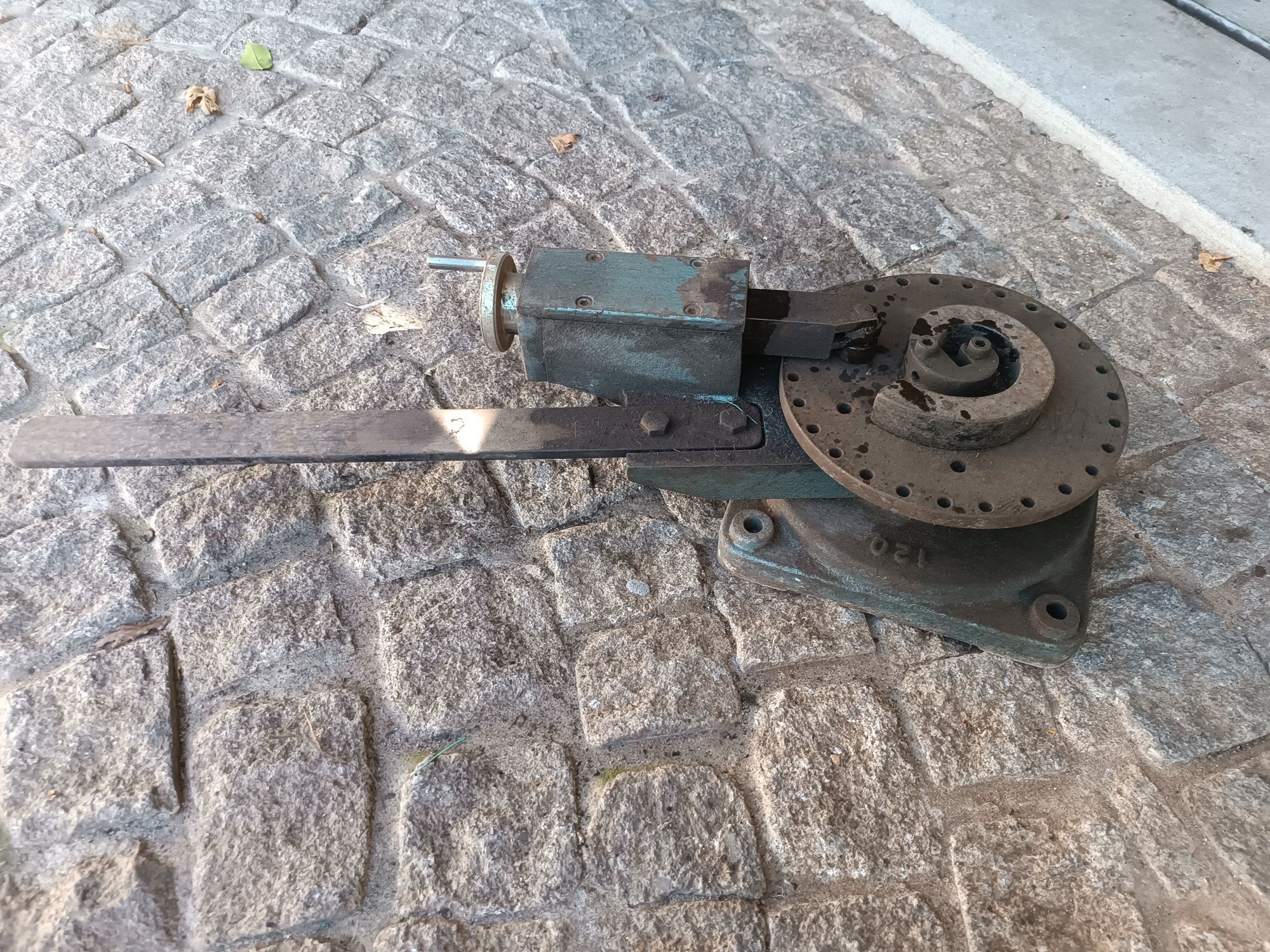 Máquina de corte de ferro e outra de moldar ferro