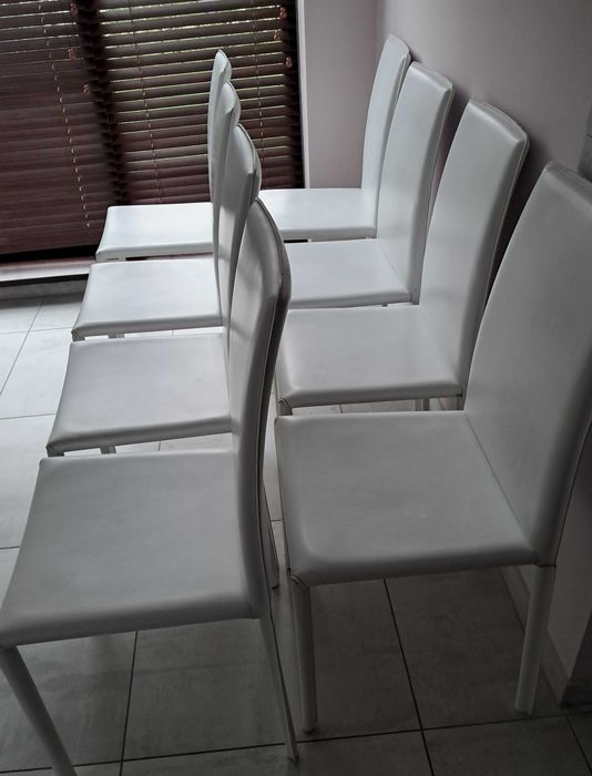 Białe, skórzane krzesła.