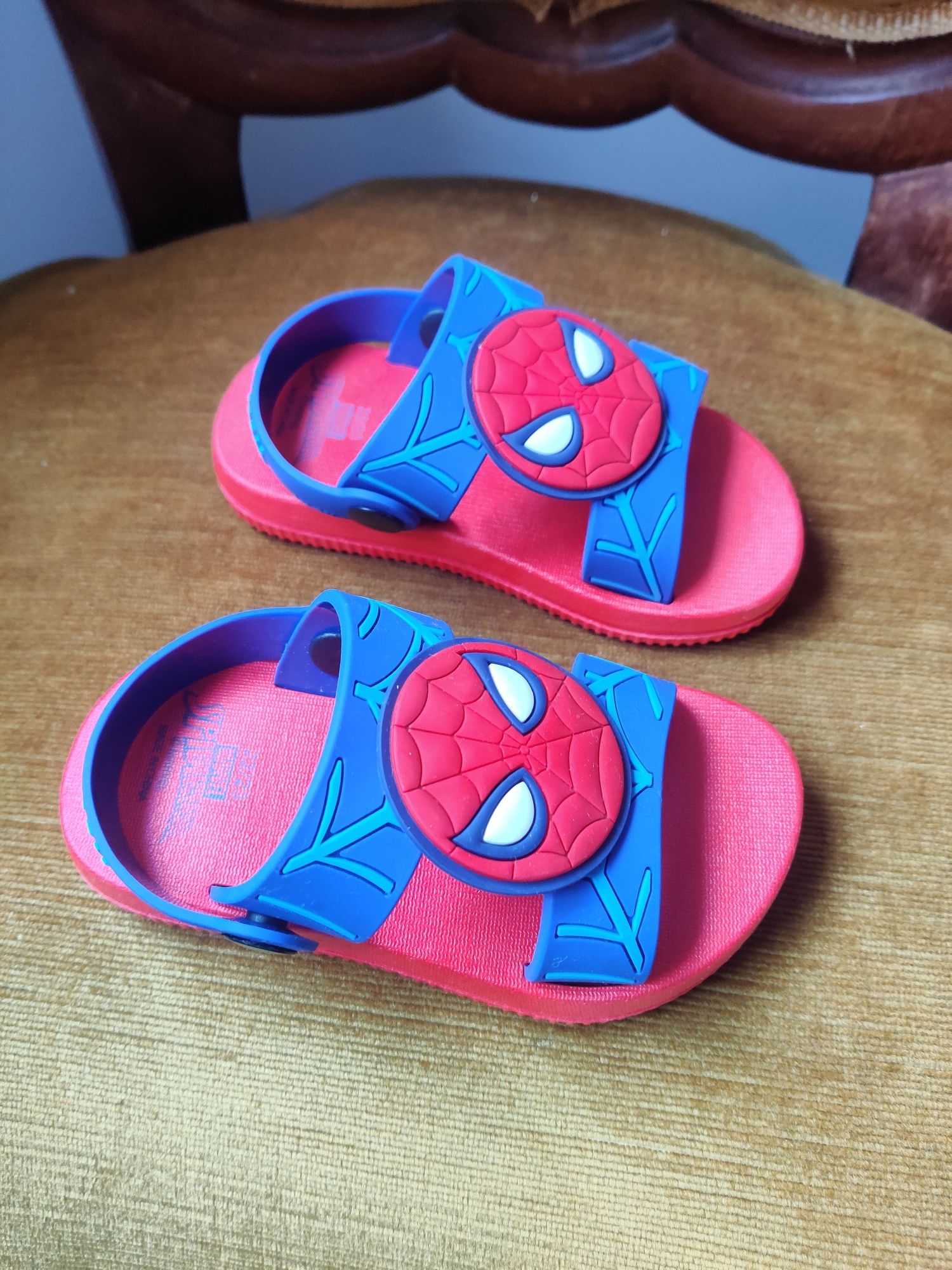 Sandálias para natação bebê n°22/23 Homem-Aranha, como novos.