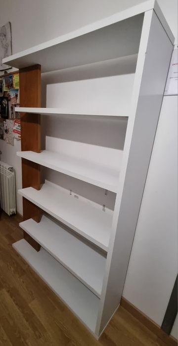 Estante com prateleiras