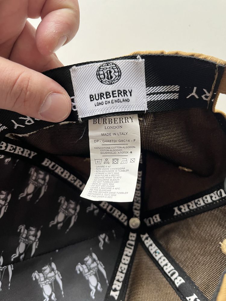 Czapka Burberry.