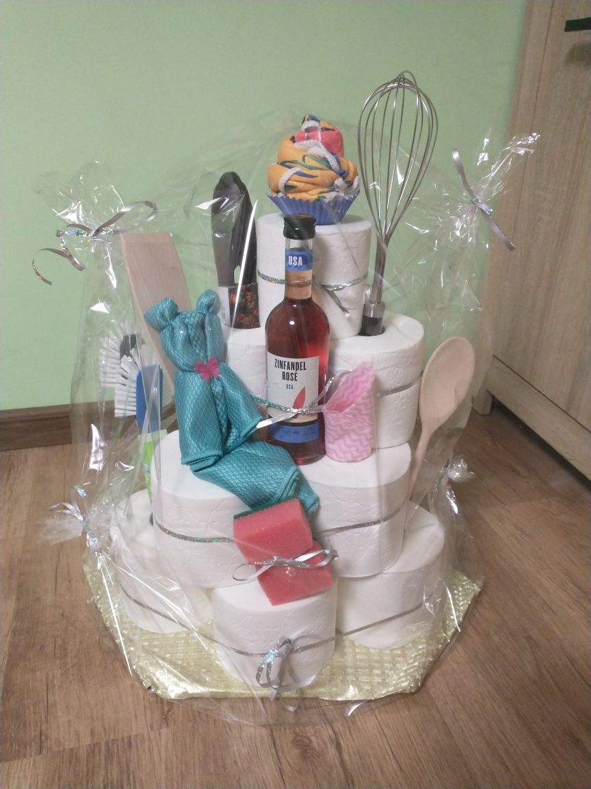 Tort z papieru i przyborów kuchennych prezent na parapetówkę