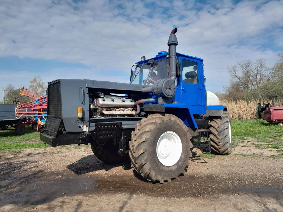 трактор ХТЗ Т-150 з плугом 5-40