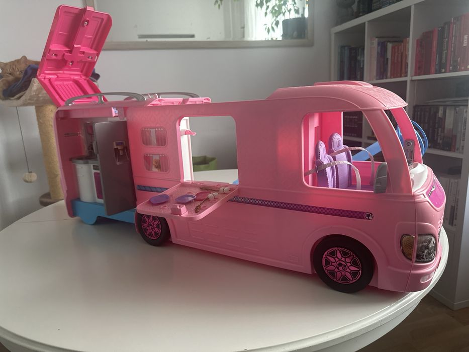 Zestaw Barbie – Kamper DreamCamper + ponad 30 lalek + akcesoria!