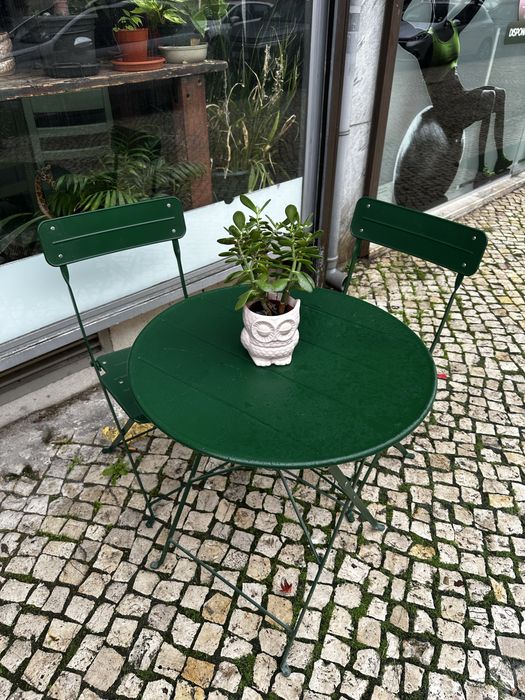 Jogo de mesa com 2 cadeiras ( disponivel 4 jogos)