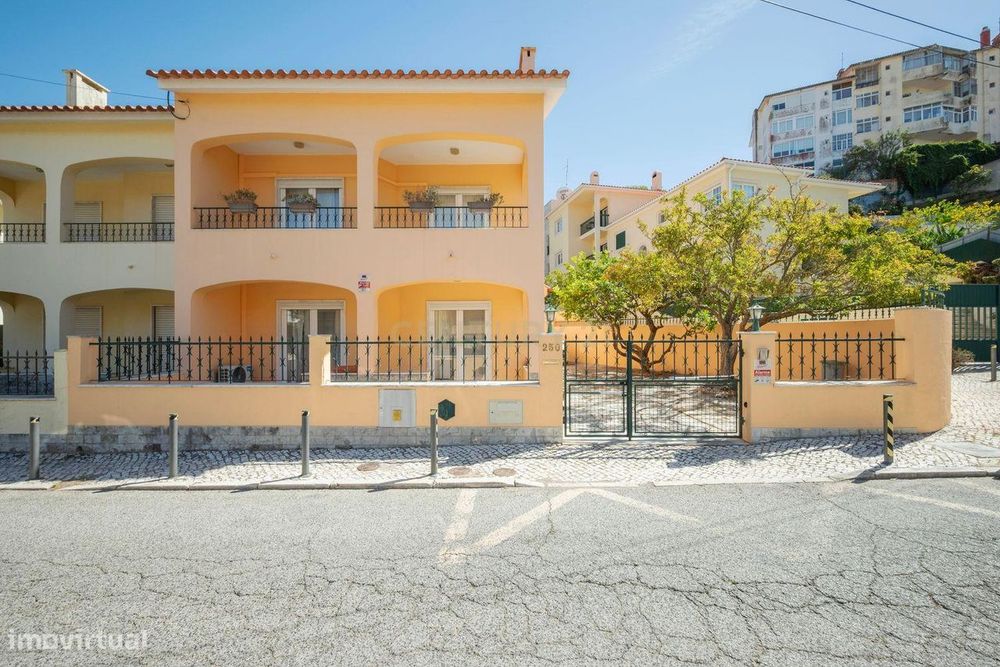 Moradia remodelada de 6 assoalhadas Exclusiva no Estoril