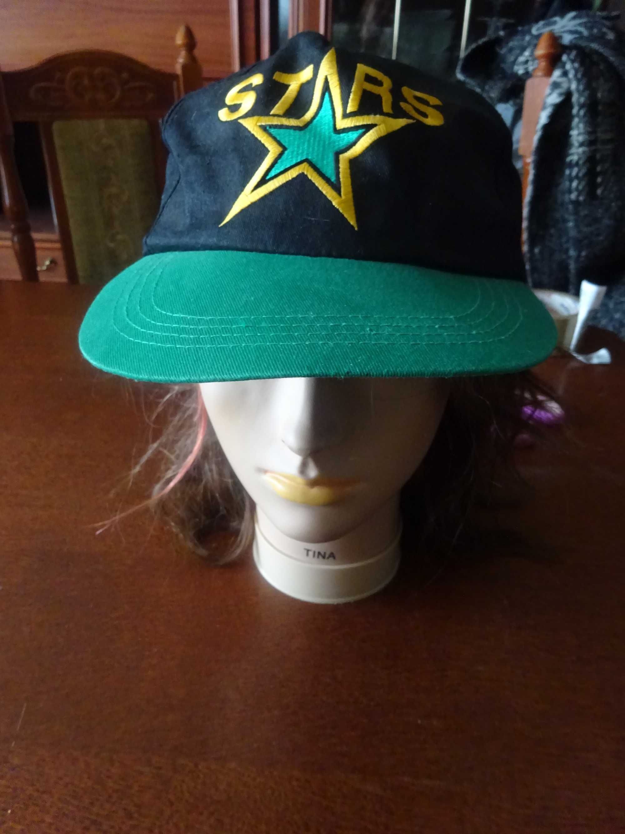 czapka regulowana czarna z daszkiem NOWA STARS