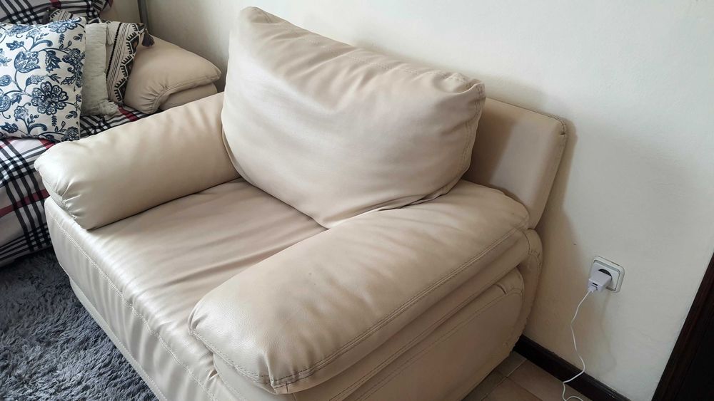 Sofa individual e puff beje