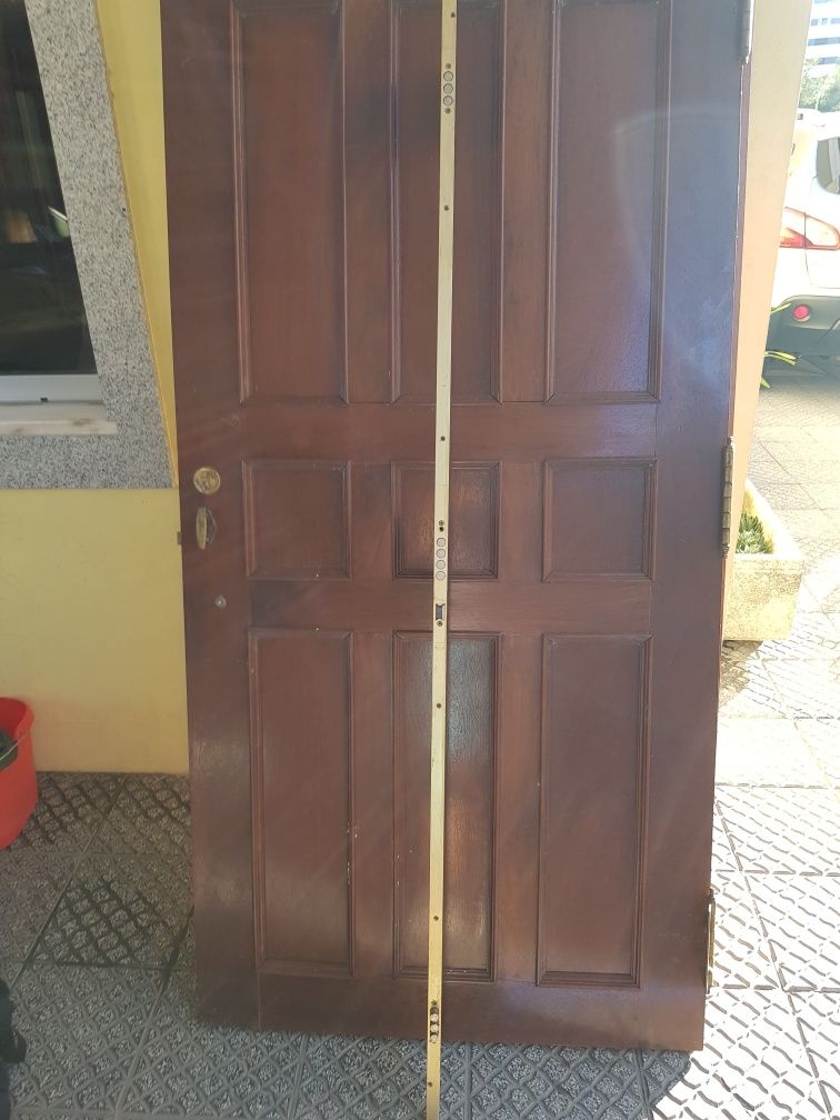 Porta de Entrada em Madeira, bastante pesada