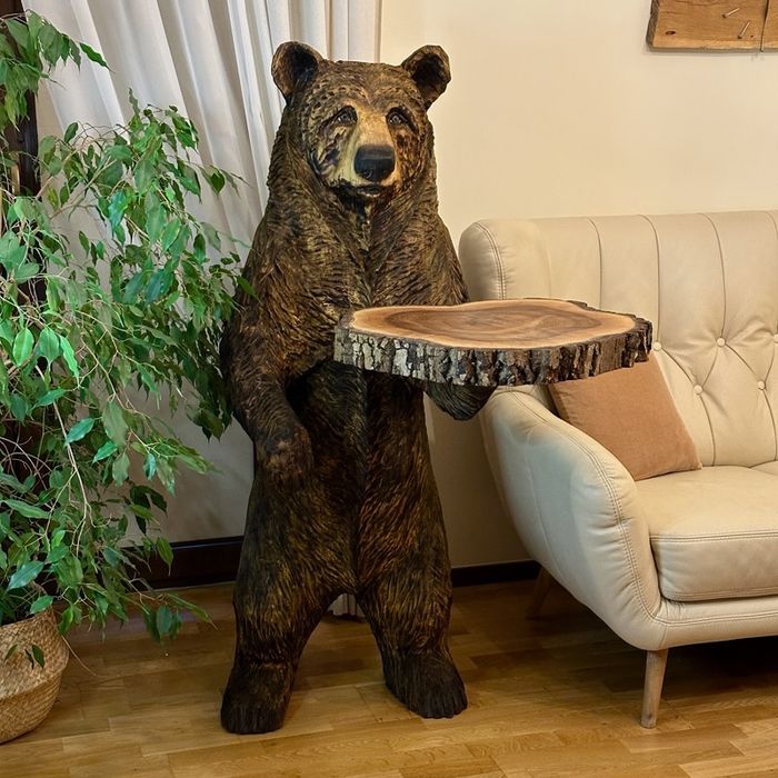 Ręcznie rzeźbiony niedźwiedź z drewna – dekoracja / stolik / unikat