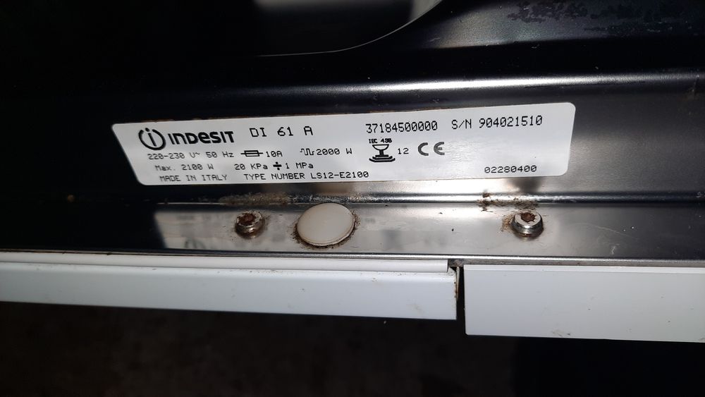 Máquina de levar loiça. Da Indesit. Para encastrar. A funcionar bem